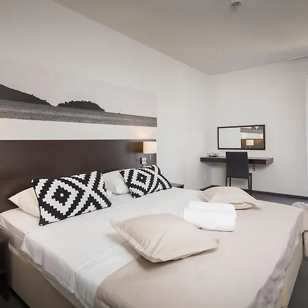 Arausana & Antonina 4*