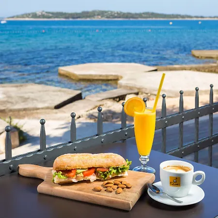 Arausana & Antonina 4*