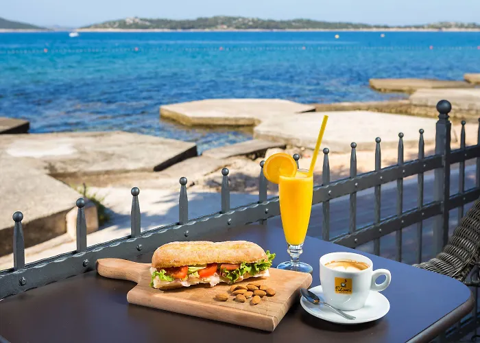 Arausana & Antonina 4*